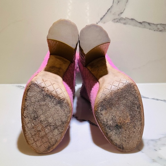 CHANEL PINK CHINE FELT AND GOLD QUILTED HEEL ANKLE BOOTS - Picture 7 of 12